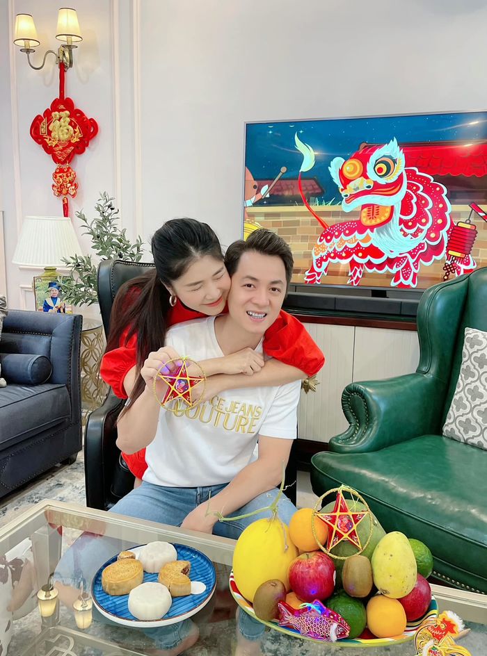 Cặp đôi Vbiz vui Trung thu: Huy Trần - Ngô Thanh Vân đã chịu công khai
