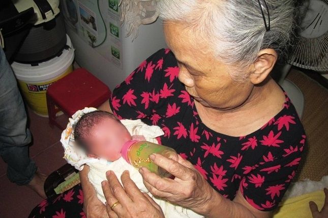 Cặp vợ chồng mất 2 con nghẹn lòng khi gặp bé sơ sinh bỏ trước cổng nhà