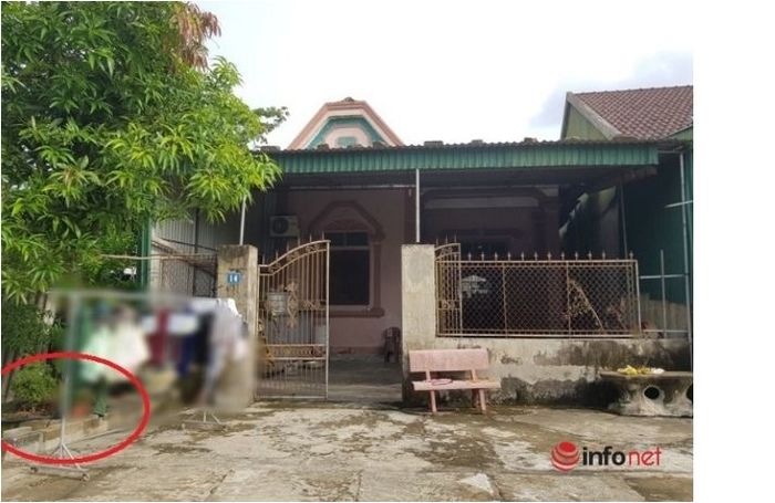 Cặp vợ chồng mất 2 con nghẹn lòng khi gặp bé sơ sinh bỏ trước cổng nhà
