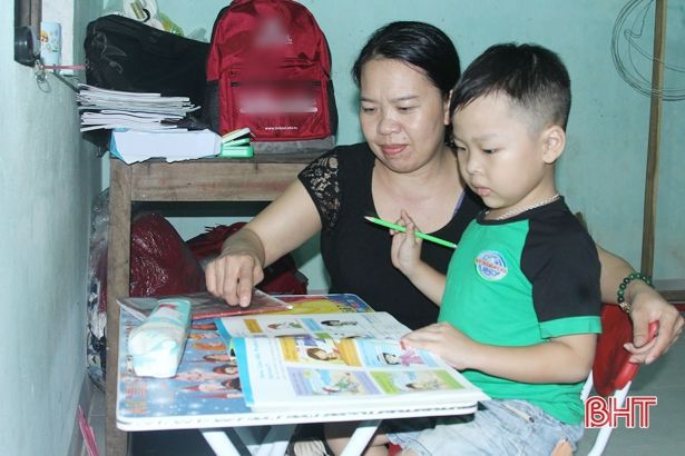 Chỉ mới 6 tuổi, cậu bé Hà Tĩnh nói tiếng Anh như hát đến mẹ còn bó tay