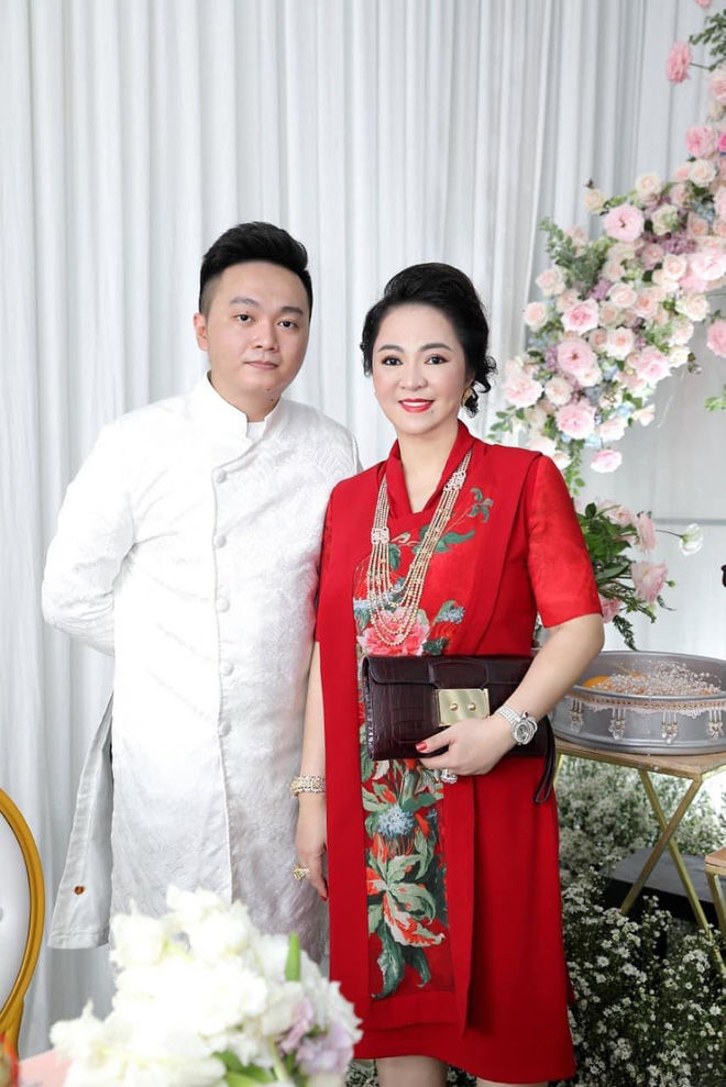 Cậu cả nhà bà Phương Hằng giống mẹ như đúc, vợ cũng một khuôn với mẹ