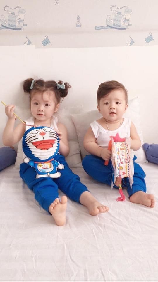Cậu út nhà Elly Trần đã lớn phổng phao, còn biết dỗ khi chị hai khóc