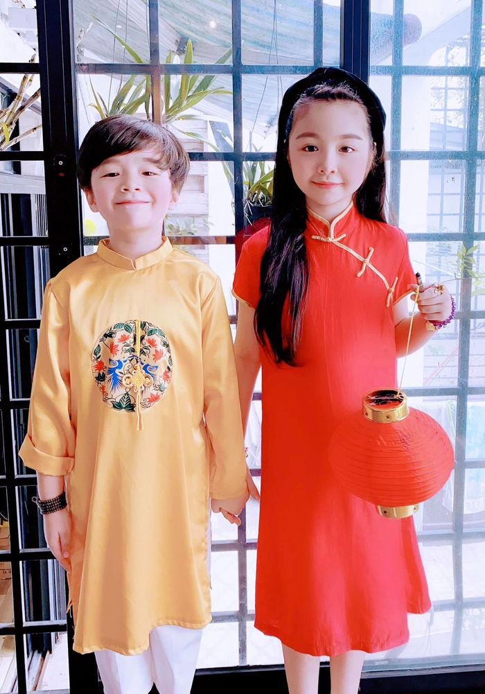 Cậu út nhà Elly Trần đã lớn phổng phao, còn biết dỗ khi chị hai khóc