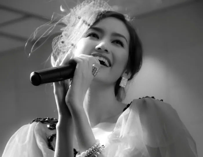 Dàn mẫu Việt từng có trend lấn sân đi làm ca sĩ: Giờ còn ai theo nghề?