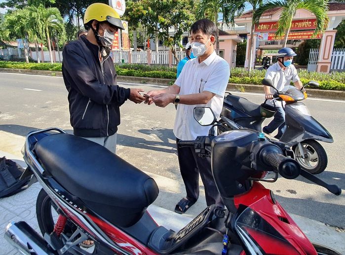Chồng chở vợ bầu 6 tháng về quê, trên đường hỏng xe được tặng xe mới
