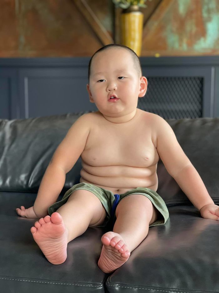 Chưa đầy 3 tuổi, các nhóc tì Vbiz đã mê mệt sầu riêng