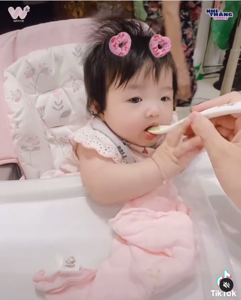 Chưa đầy 3 tuổi, các nhóc tì Vbiz đã mê mệt sầu riêng