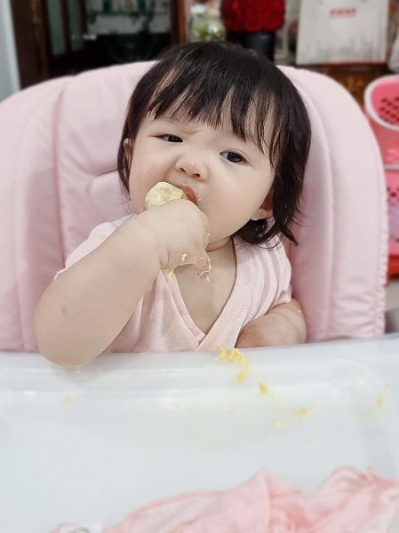 Chưa đầy 3 tuổi, các nhóc tì Vbiz đã mê mệt sầu riêng
