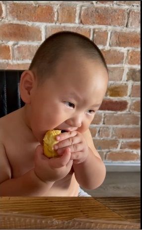 Chưa đầy 3 tuổi, các nhóc tì Vbiz đã mê mệt sầu riêng