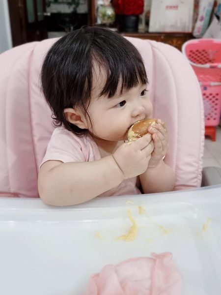 Chưa đầy 3 tuổi, các nhóc tì Vbiz đã mê mệt sầu riêng
