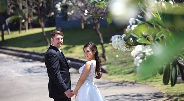 Chuyện tình chàng Tây khổng lồ và cô gái Việt: Vừa gặp đã đổ ngay