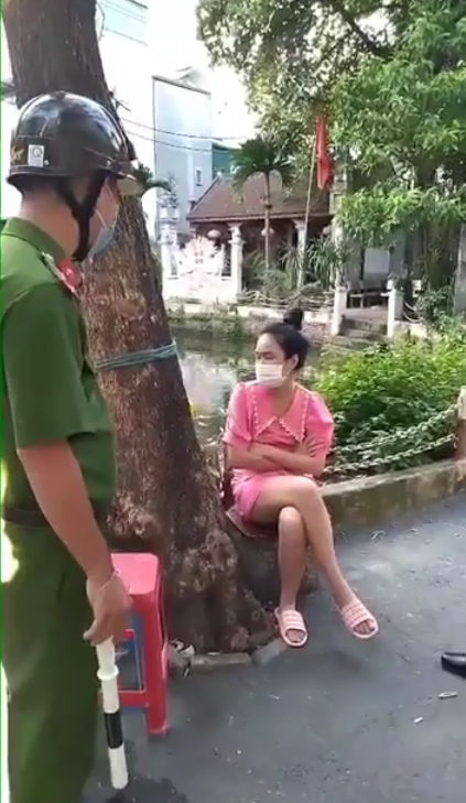 Bị mời làm việc vì ra ngoài không lý do, cô gái: Em về thay đồ đã