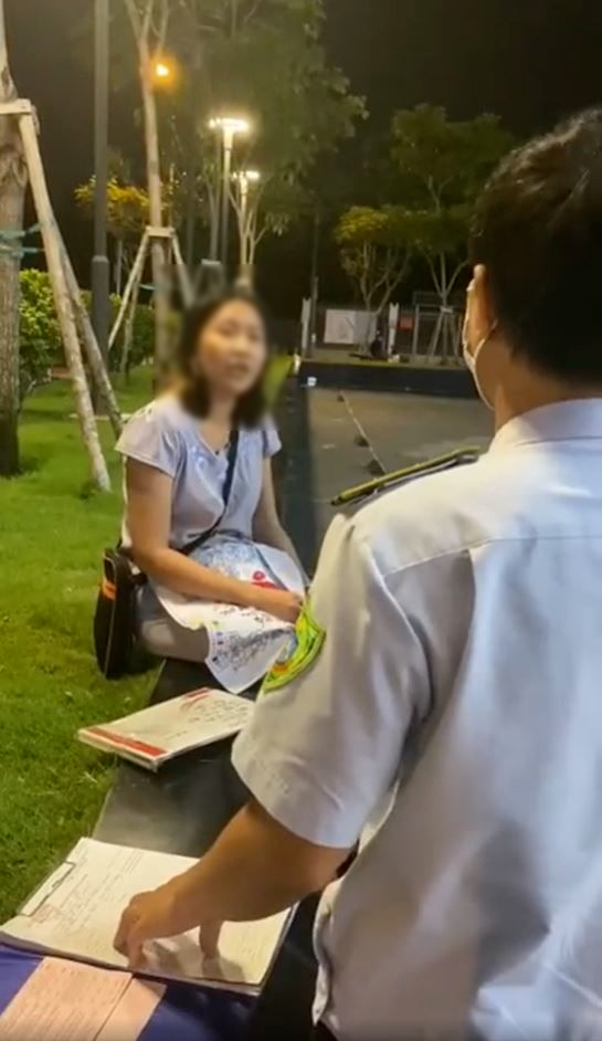 Bị mời làm việc vì ra ngoài không lý do, cô gái: Em về thay đồ đã