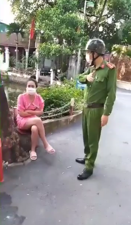 Bị mời làm việc vì ra ngoài không lý do, cô gái: Em về thay đồ đã