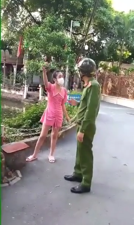 Bị mời làm việc vì ra ngoài không lý do, cô gái: Em về thay đồ đã
