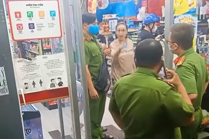 Bị mời làm việc vì ra ngoài không lý do, cô gái: Em về thay đồ đã