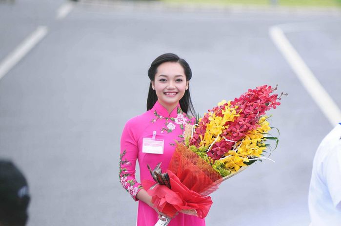 Cô gái tặng hoa cho Tổng thống Obama: 26 tuổi có bằng thạc sĩ