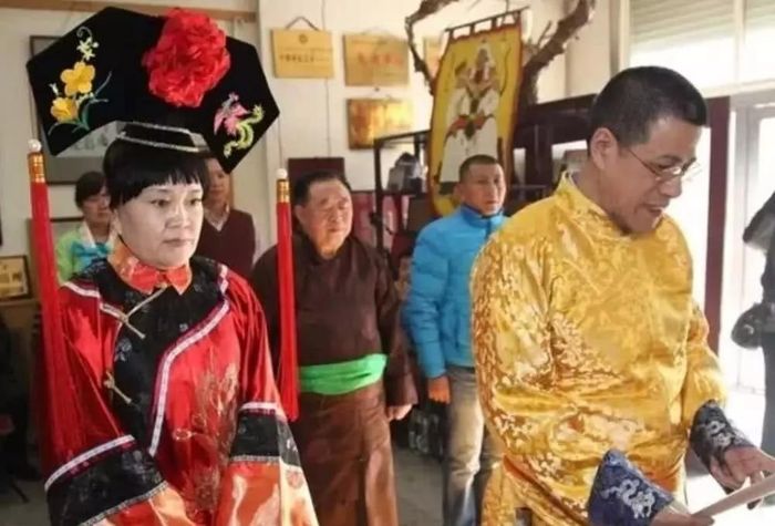 Con cháu vua Càn Long thời hiện đại: Có học vị tiến sĩ, sống xa hoa
