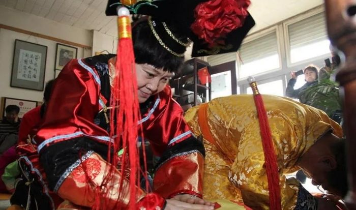 Con cháu vua Càn Long thời hiện đại: Có học vị tiến sĩ, sống xa hoa