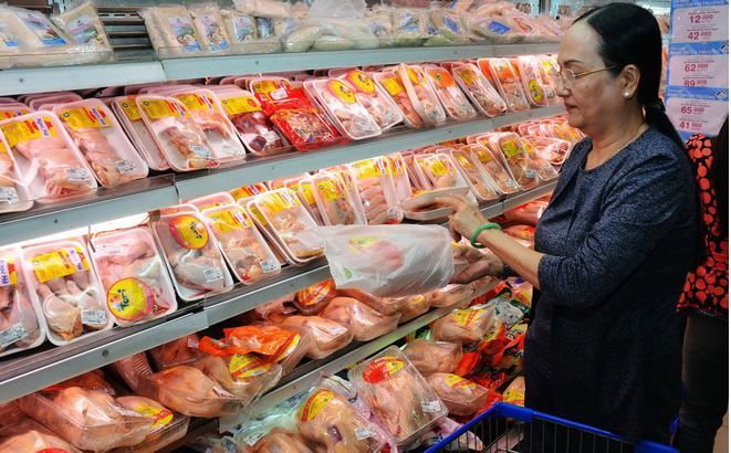 Con gà nào mà cho đùi bự và nhanh thế: Sự thật qua lời kể từ siêu thị