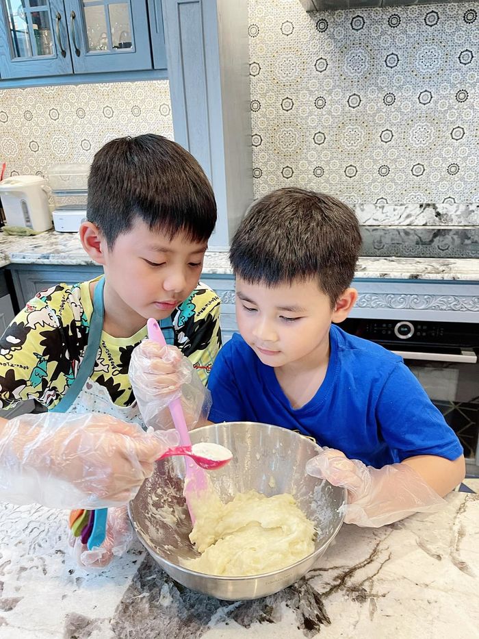 Con sao Việt chưa lớn nhưng ba mẹ đã được nhờ: Subeo rửa siêu xe