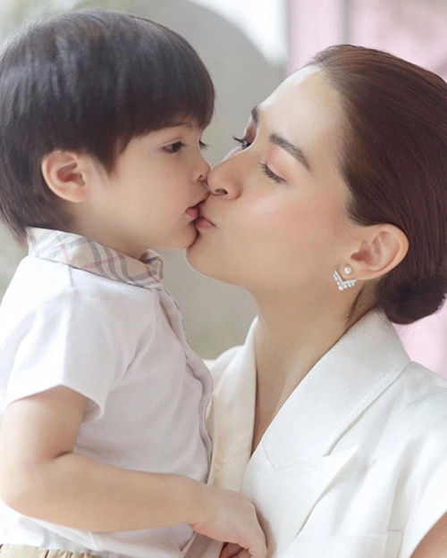 Con út của Mỹ nhân đẹp nhất Philippines ra dáng soái ca nhí