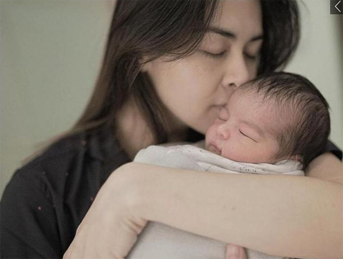 Con út của Mỹ nhân đẹp nhất Philippines ra dáng soái ca nhí