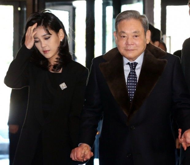 Hai nữ chúa của đế chế Samsung và Huawei: Đóa hồng tài sắc 