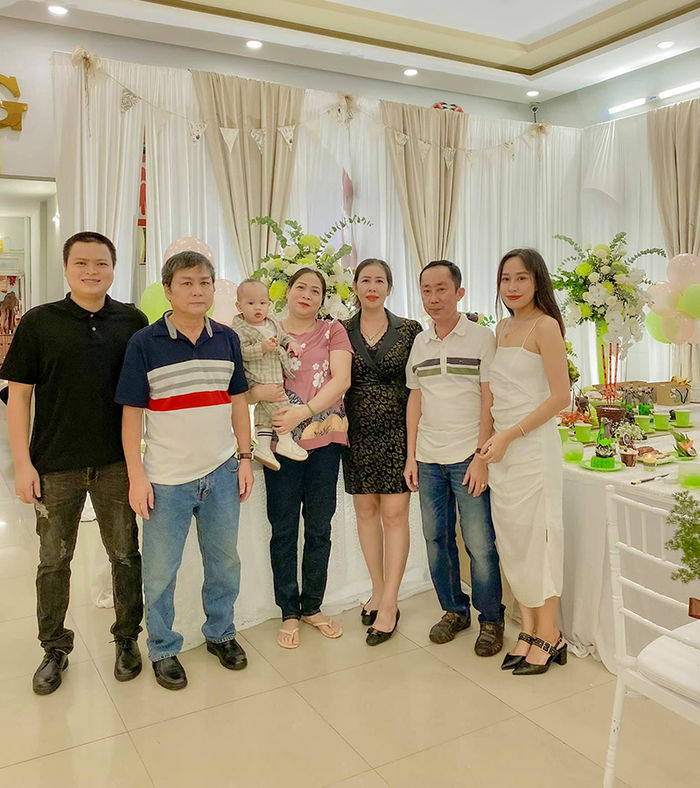 Cuộc sống hiện tại của cô dâu trang trí đám hỏi bằng 3.500 bông sen