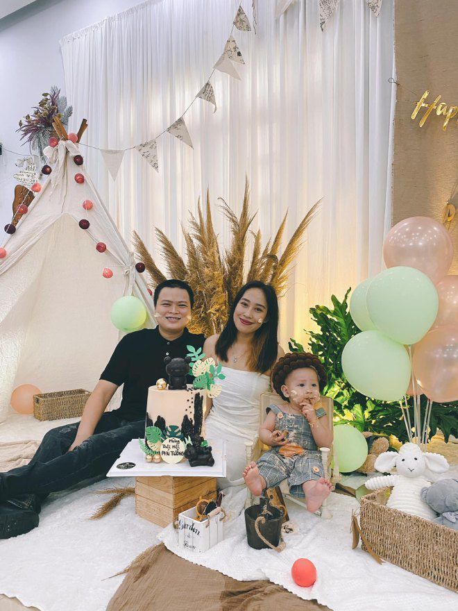 Cuộc sống hiện tại của cô dâu trang trí đám hỏi bằng 3.500 bông sen
