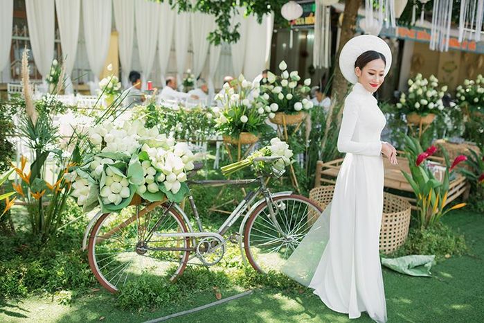 Cuộc sống hiện tại của cô dâu trang trí đám hỏi bằng 3.500 bông sen