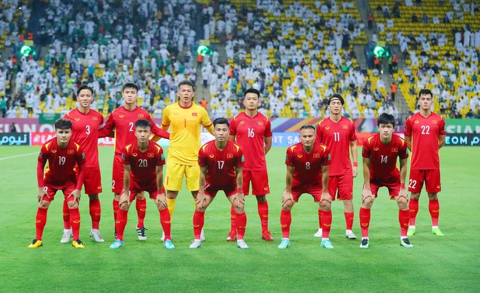 Dàn cầu thủ ĐTVN về nước: Duy Mạnh vừa đi vừa ngáp thấy mà thương