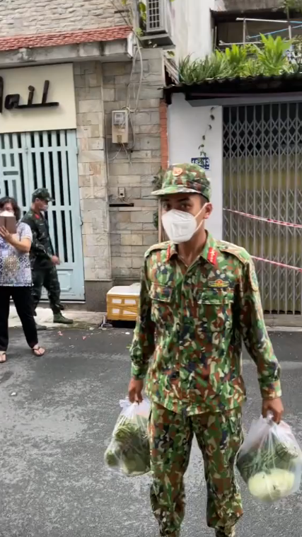 Đang đi phát lương thực, anh bộ đội gặp ngay cô Mị Hoàng Thuỳ Linh