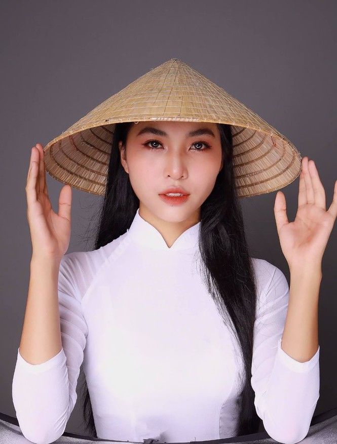 Cô gái đi giày cao gót 15cm trên đường làng chăn trâu cũng phải đẹp