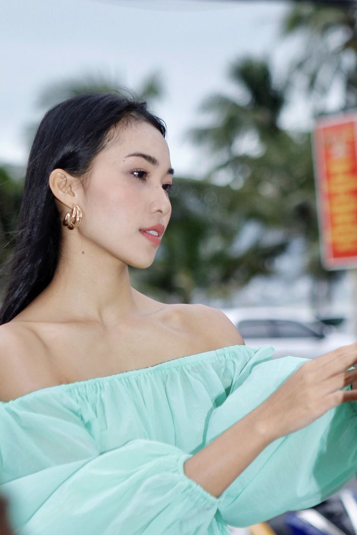 Cô gái đi giày cao gót 15cm trên đường làng chăn trâu cũng phải đẹp