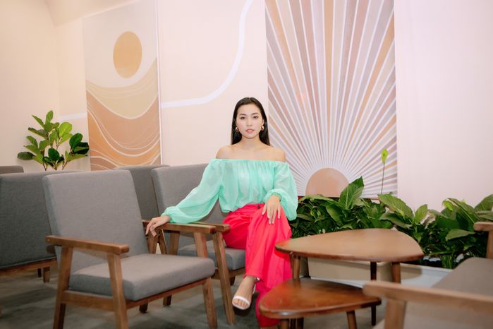 Cô gái đi giày cao gót 15cm trên đường làng chăn trâu cũng phải đẹp