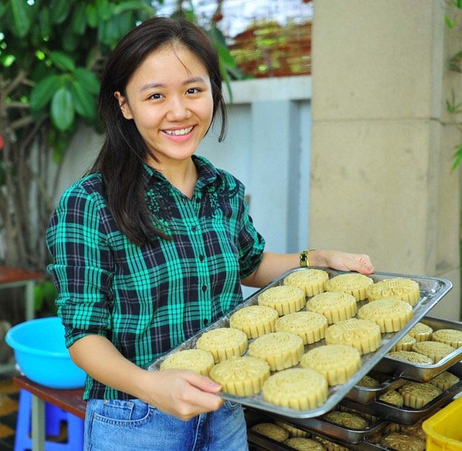 Sao Việt trổ tài làm bánh trung thu: Văn Mai Hương mở tiệm được rồi