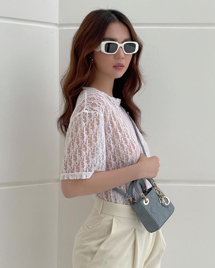 Đi show lừng danh nhưng Jisoo lại đụng túi với Ngọc Trinh