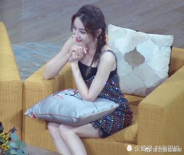 Địch Lệ Nhiệt Ba qua ảnh chụp lén: Lần này liệu có khá hơn trước đó?
