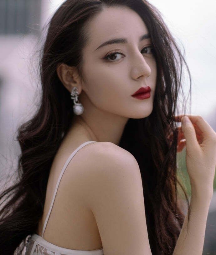 Địch Lệ Nhiệt Ba qua ảnh chụp lén: Lần này liệu có khá hơn trước đó?
