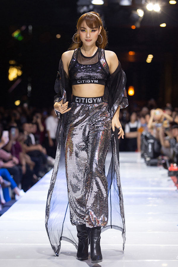 Diễn viên Việt lên sàn catwalk: Nam hơi ngầu, Shark Long ra sao?