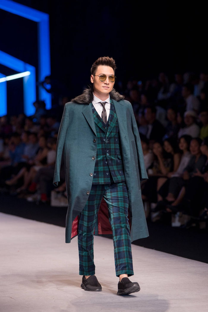Diễn viên Việt lên sàn catwalk: Nam hơi ngầu, Shark Long ra sao?