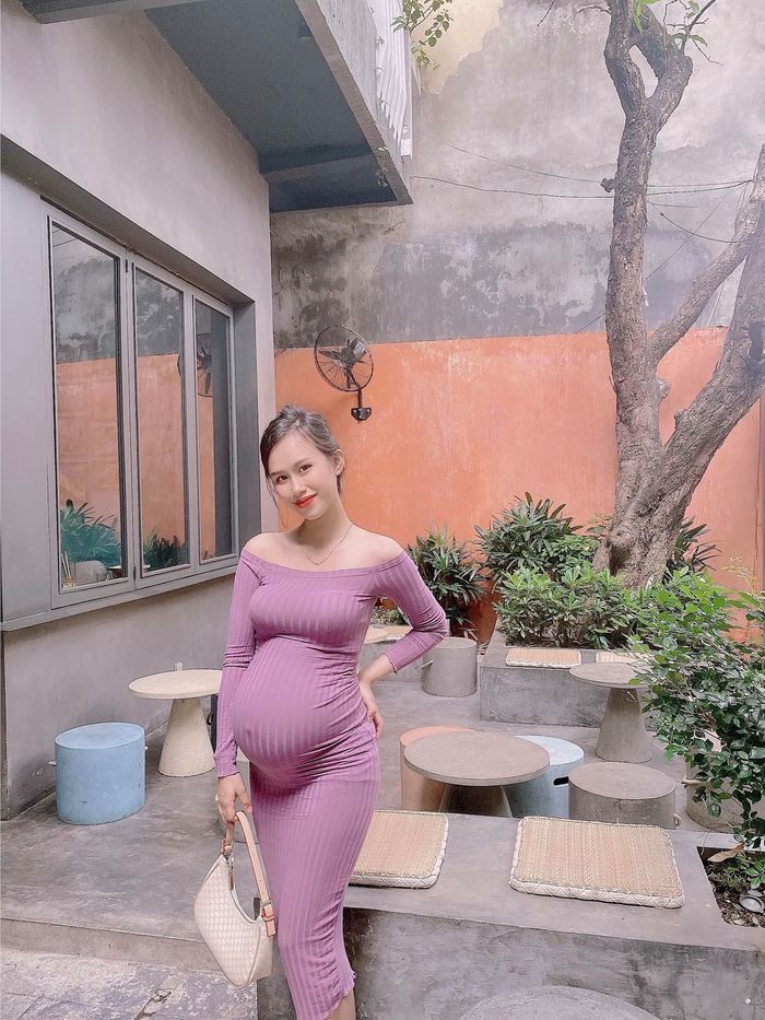 Cô gái dính bầu với bạn trai cùng lớp, sau 7 năm hạnh phúc vẹn toàn