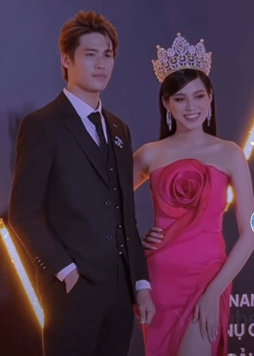 Đỗ Thị Hà trên thảm đỏ: từ chối cho trai ôm eo đến bị đàn chị trêu lại