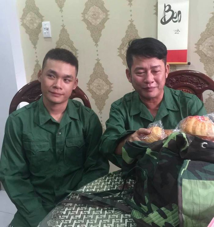 Đọ vẻ điển trai quý tử nhà nam danh hài: Con Vân Sơn đẹp hơn bố