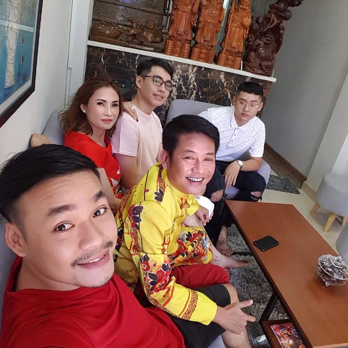Đọ vẻ điển trai quý tử nhà nam danh hài: Con Vân Sơn đẹp hơn bố