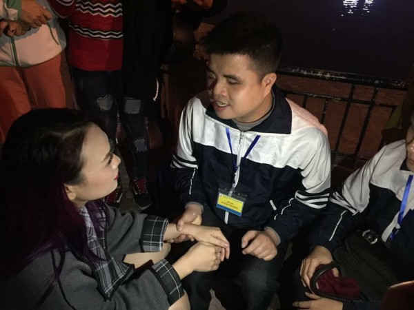 Bảo vệ ngăn không cho fan tới tặng hoa Mỹ Tâm xử lý đúng chất ngôi sao