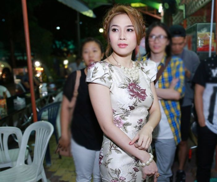 Bảo vệ ngăn không cho fan tới tặng hoa Mỹ Tâm xử lý đúng chất ngôi sao