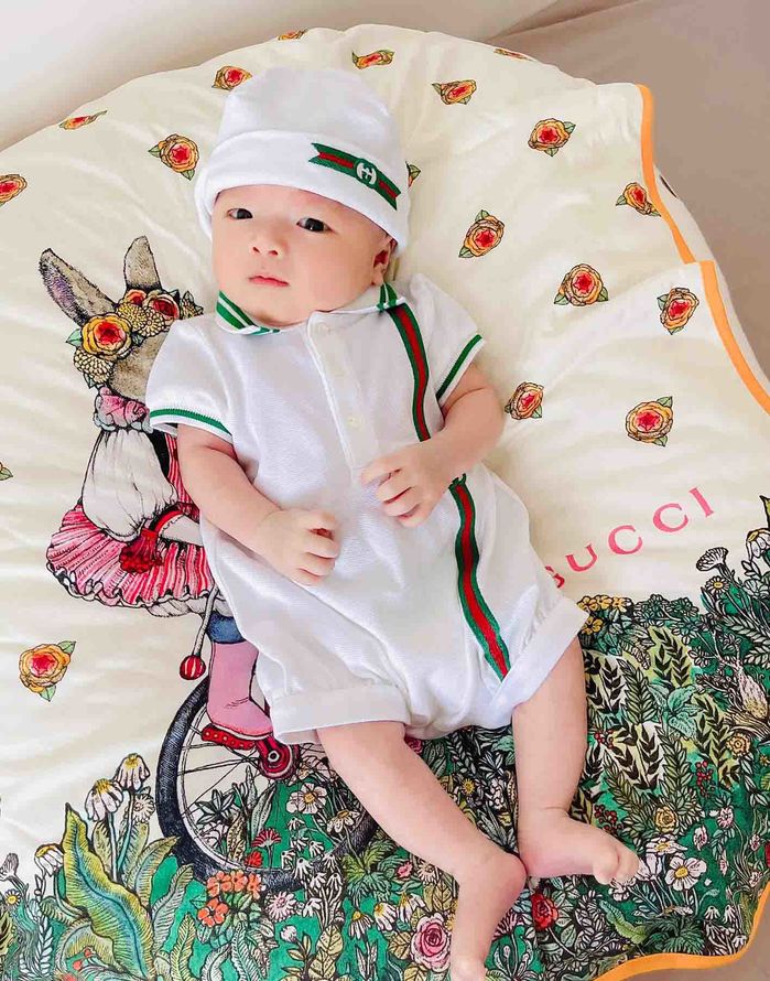 Em gái Mai Phương Thúy lộ diện sau sinh, sẵn tiện khoe visual gia đình