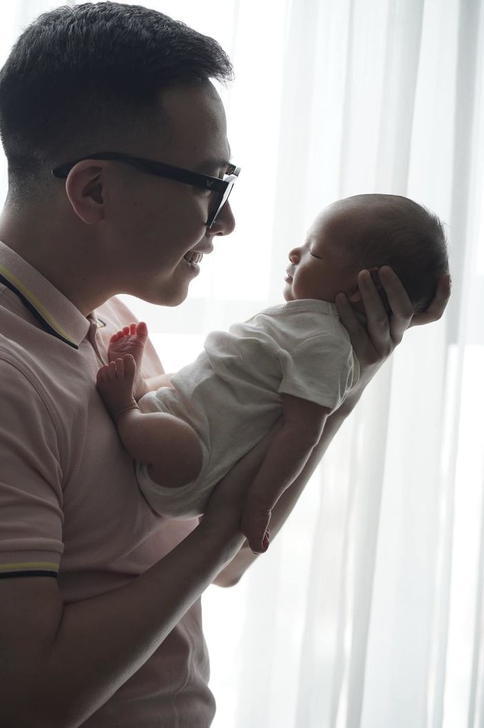 Em gái Mai Phương Thúy lộ diện sau sinh, sẵn tiện khoe visual gia đình